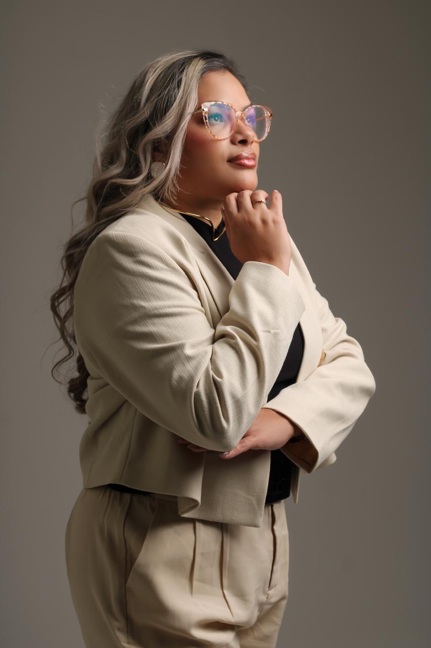 Retrato da Dra. Luana Brito, advogada especialista em Direito Previdenciário